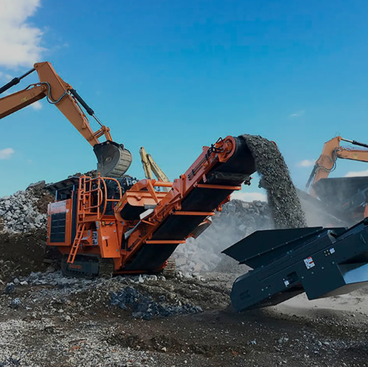 BRB Rückbau - Bagger und Maschinen auf Abbruchbaustelle verarbeiten Abbruchschrott